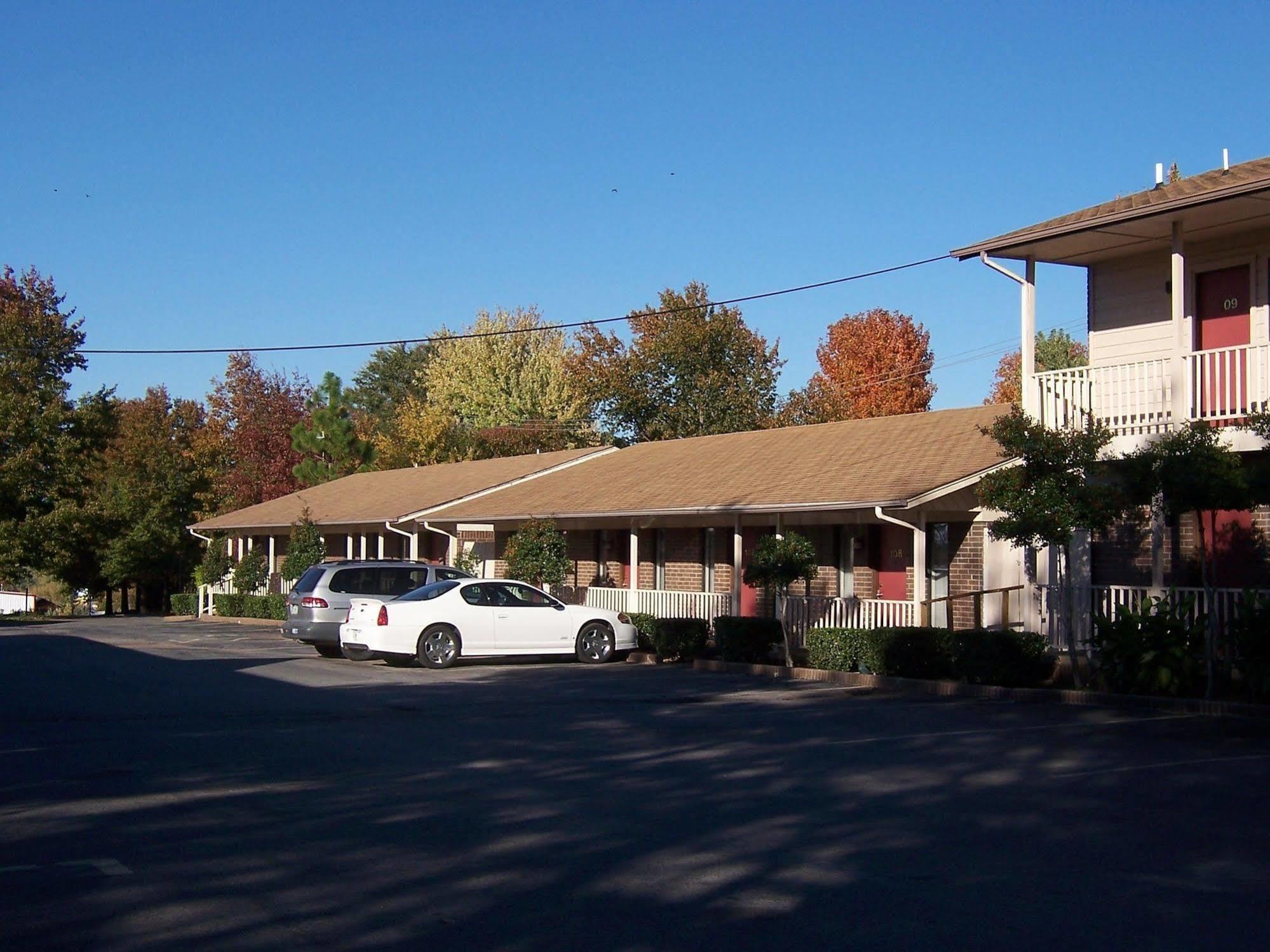 Oak Hill Inn And Suites Tahlequah Exterior foto