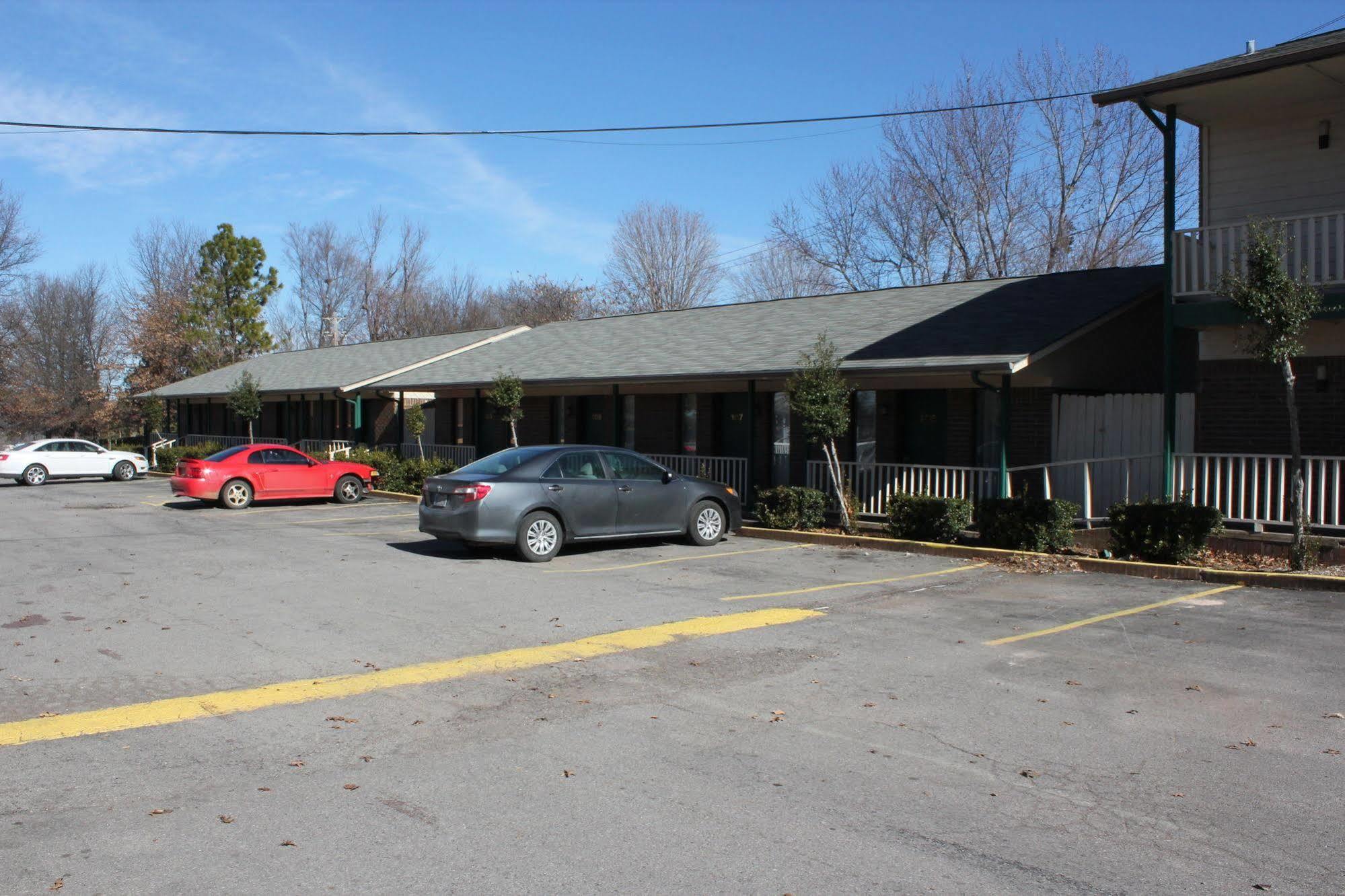 Oak Hill Inn And Suites Tahlequah Exterior foto